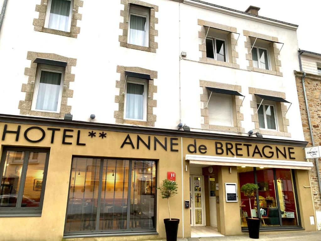 瓦讷安妮布列塔尼酒店的一座有酒店和多余旅的建筑