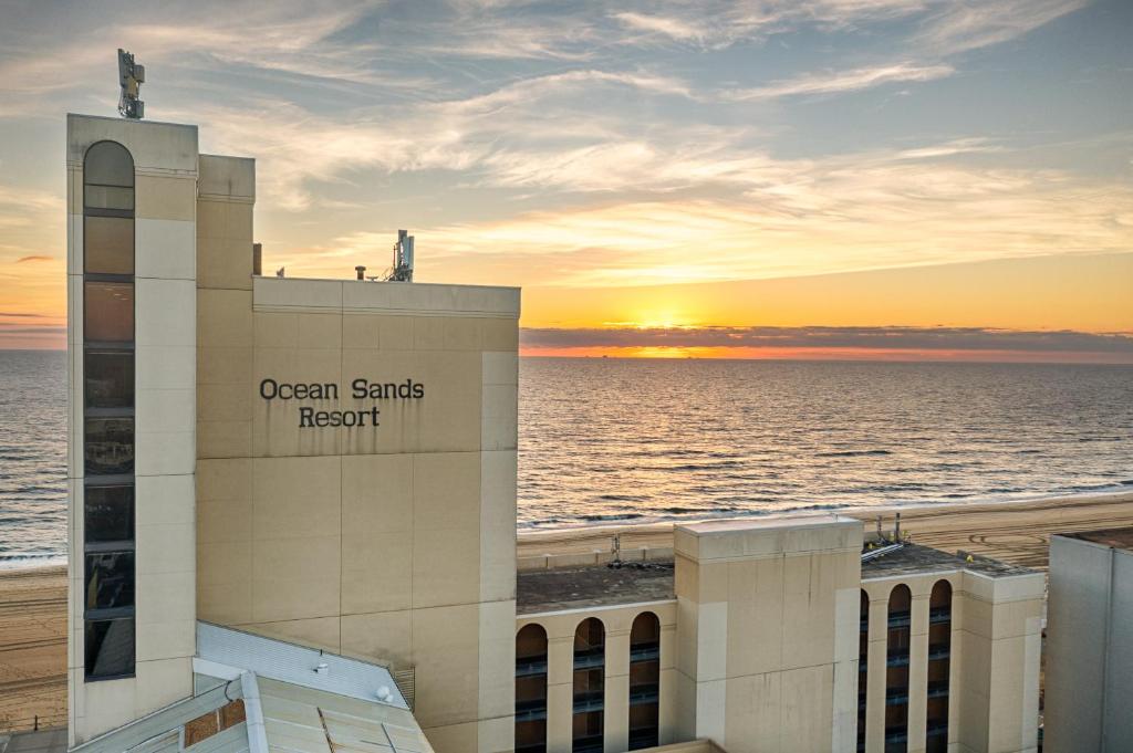 弗吉尼亚海滩Ocean Sands Resort by VSA Resorts的日落时分享有海洋沙滩度假村的景致