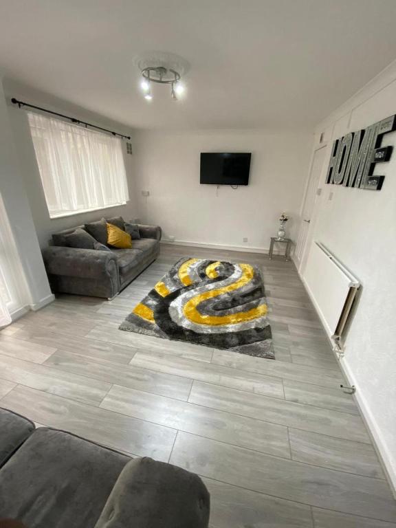 伦敦Lovely 3 Bedroom Apartment in the Heart of Hackney的客厅配有沙发,地板上铺有地毯。