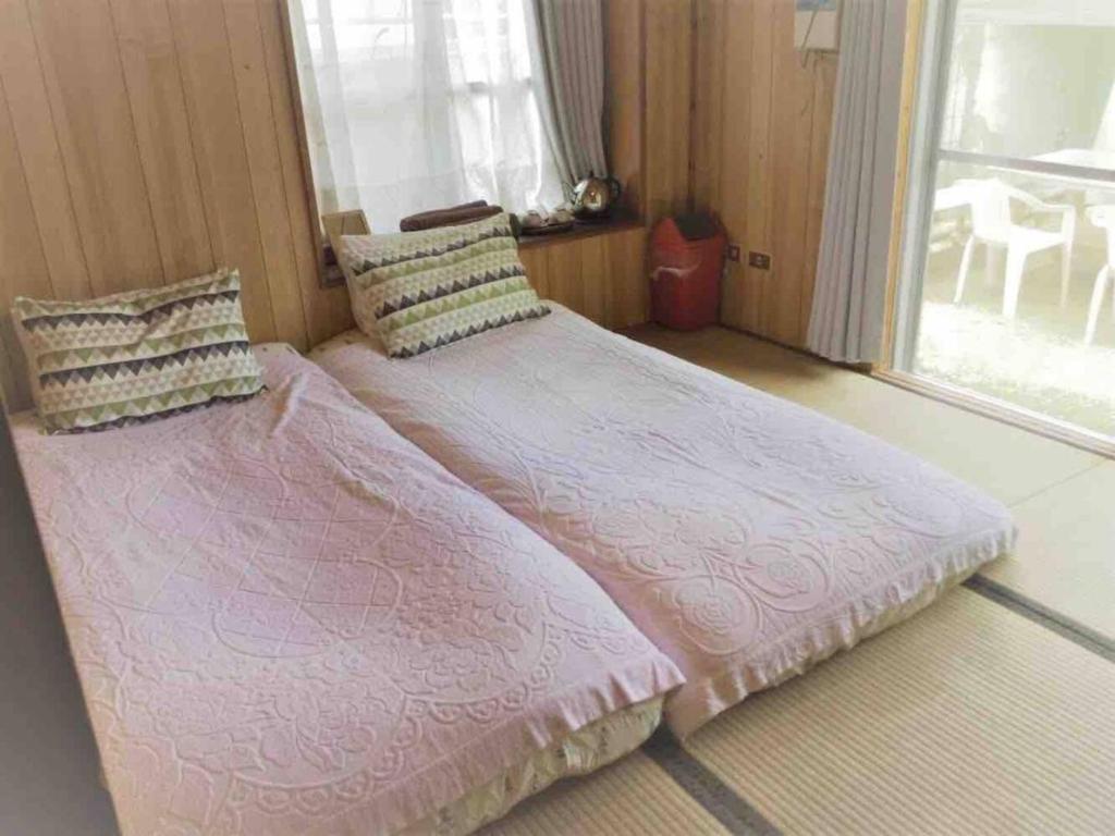 AsaHOMESTAY Kucha - Vacation STAY 17860v的窗户客房内的一张大床