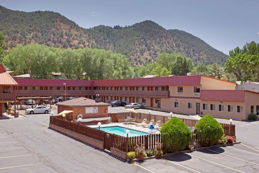 格伦伍德温泉锡达小屋汽车旅馆的停车场设有游泳池的酒店