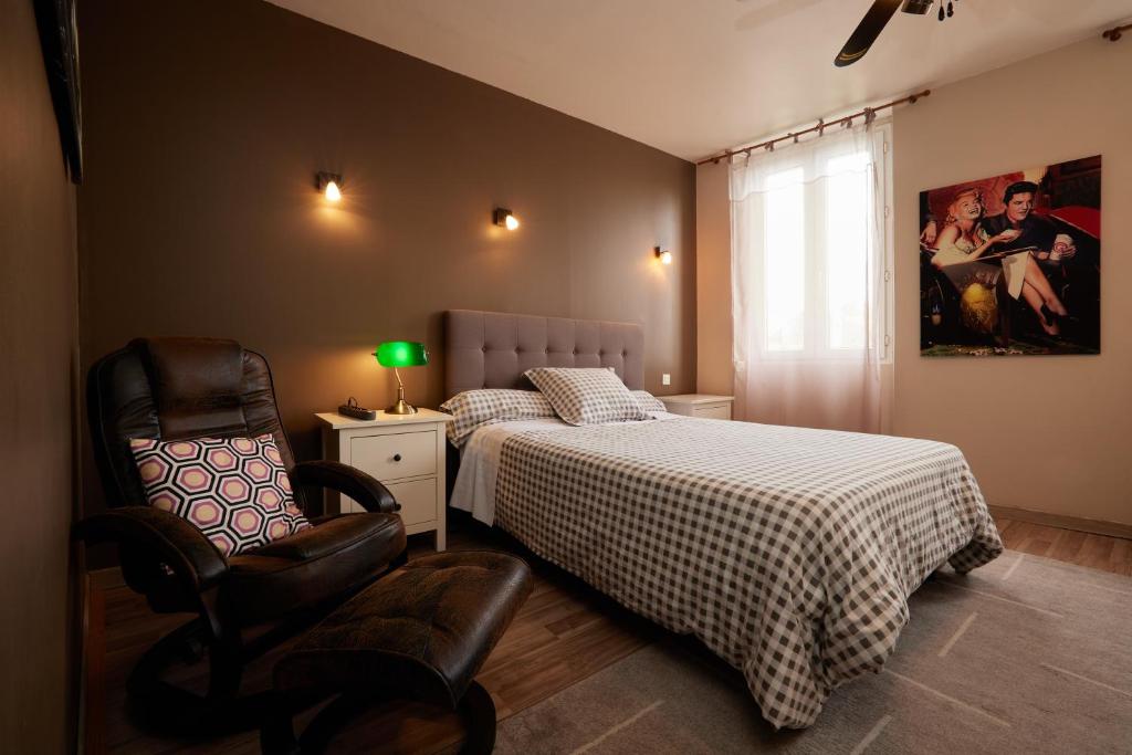 帕米耶hotel de la paix的一间卧室配有一张床和一把椅子