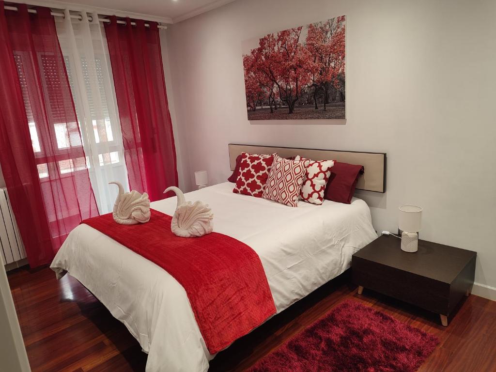 奥伦塞O Fogar de Cati的一间卧室配有一张带红色毯子的床