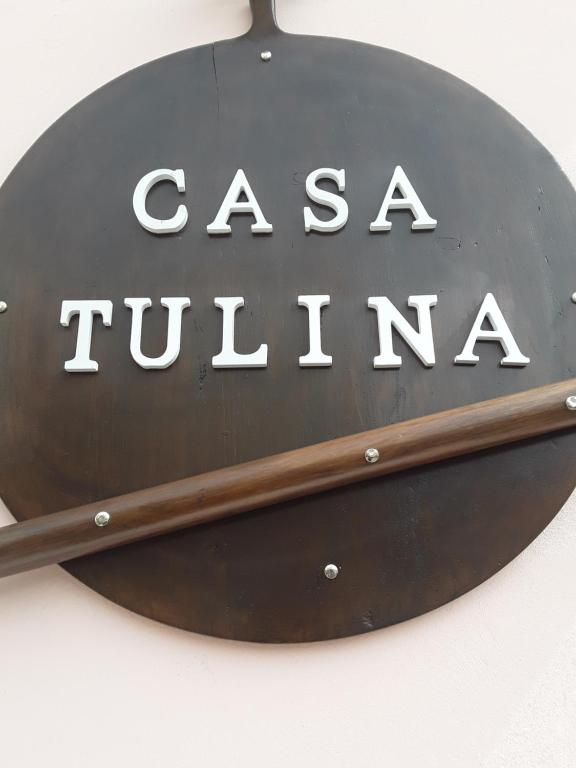 阿尔玛·迪·塔吉亚Casa Tulina Appartamenti的挂在墙上的卡萨图卢姆的标志