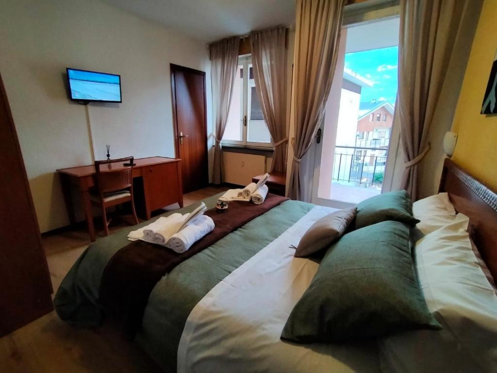 圣文森特Hotel La Chance的一间卧室配有一张大床,里面放着两只动物