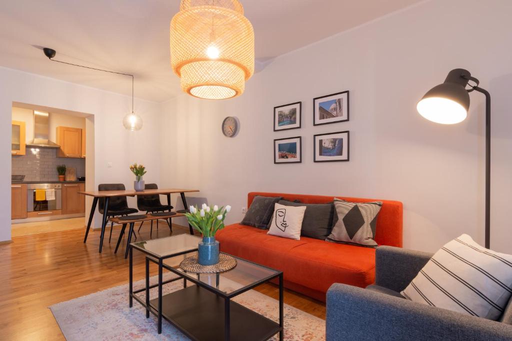 波雷奇City Garden Apartment的客厅配有橙色沙发和桌子