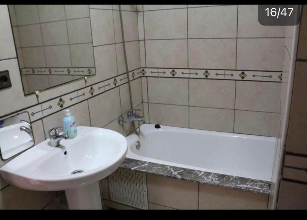 纳祖尔Marchica Apartment Nador Jadid Wifi Klima的浴室配有盥洗盆和浴缸。