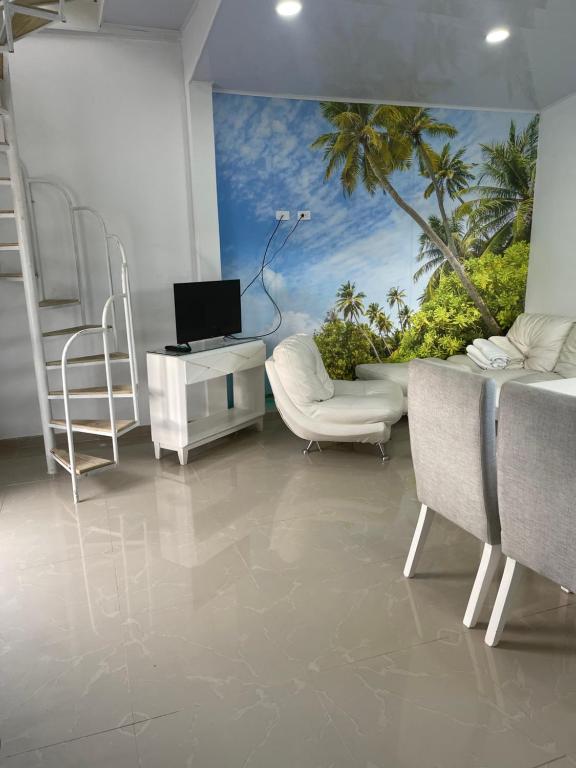 圣安德烈斯Apartamentos Isla Tropical的一间设有棕榈树壁画的卧室