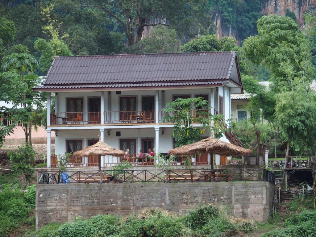 Nongkhiaw南乌河旅舍的黑色屋顶的白色房子