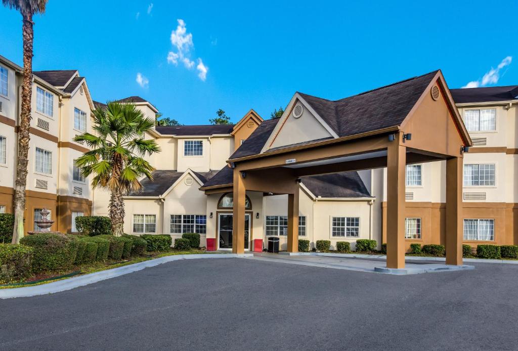 萨凡纳Red Roof Inn PLUS+ & Suites Savannah – I-95的一座带停车场的大型公寓楼