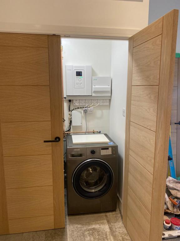 BredonThe Potting Shed的小房间里的洗衣机和烘干机