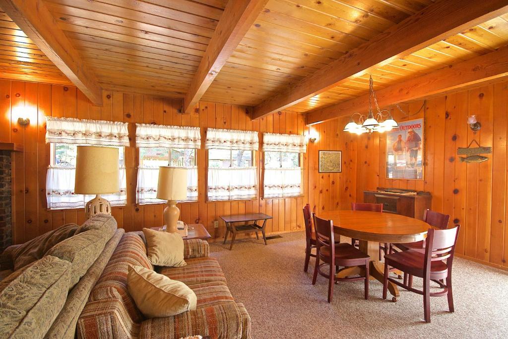 巴斯莱克Lancaster Cabin的客厅配有沙发和桌子