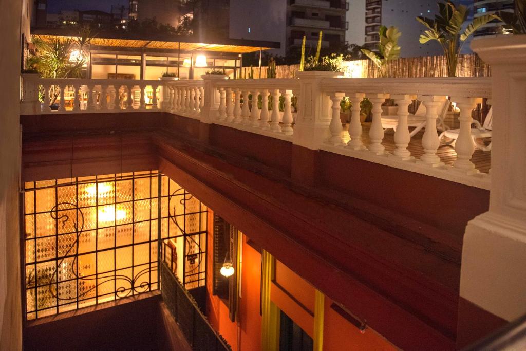 布宜诺斯艾利斯La Casa de Bulnes的夜间的阳台配有白色栏杆