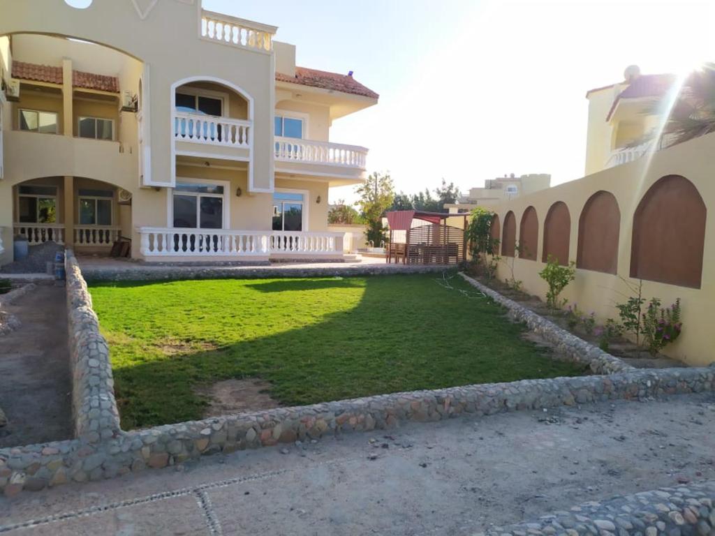 赫尔格达Hurghada 4 bed Villa的房屋前的大院子