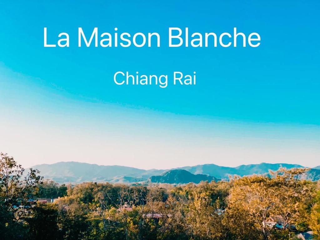 清莱La Maison Blanche Chiang Rai Resort的享有la mission blanche chine rah山脉的景色