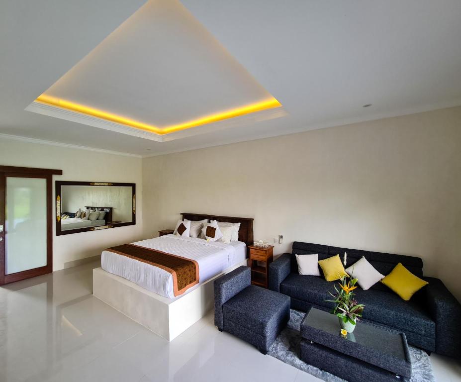 乌布Uma Jala Villa Ubud的带床和沙发的卧室