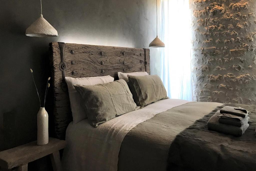 雷岛圣玛丽Une Parenthèse的一间卧室配有一张大床和木制床头板