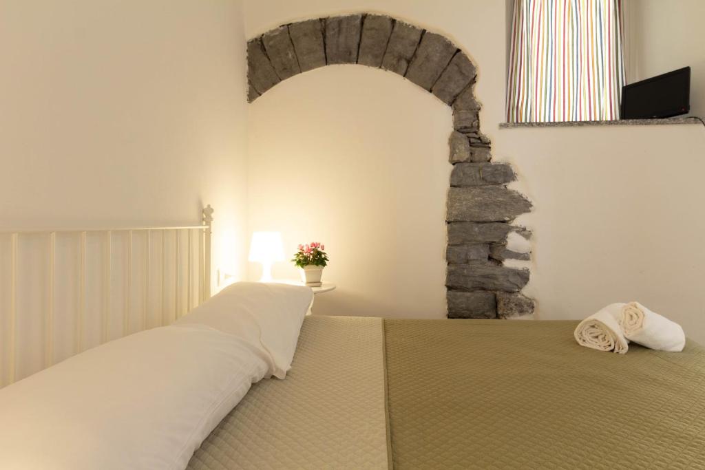 曼德洛德拉廖Mamma Ciccia的一间卧室配有一张石墙床
