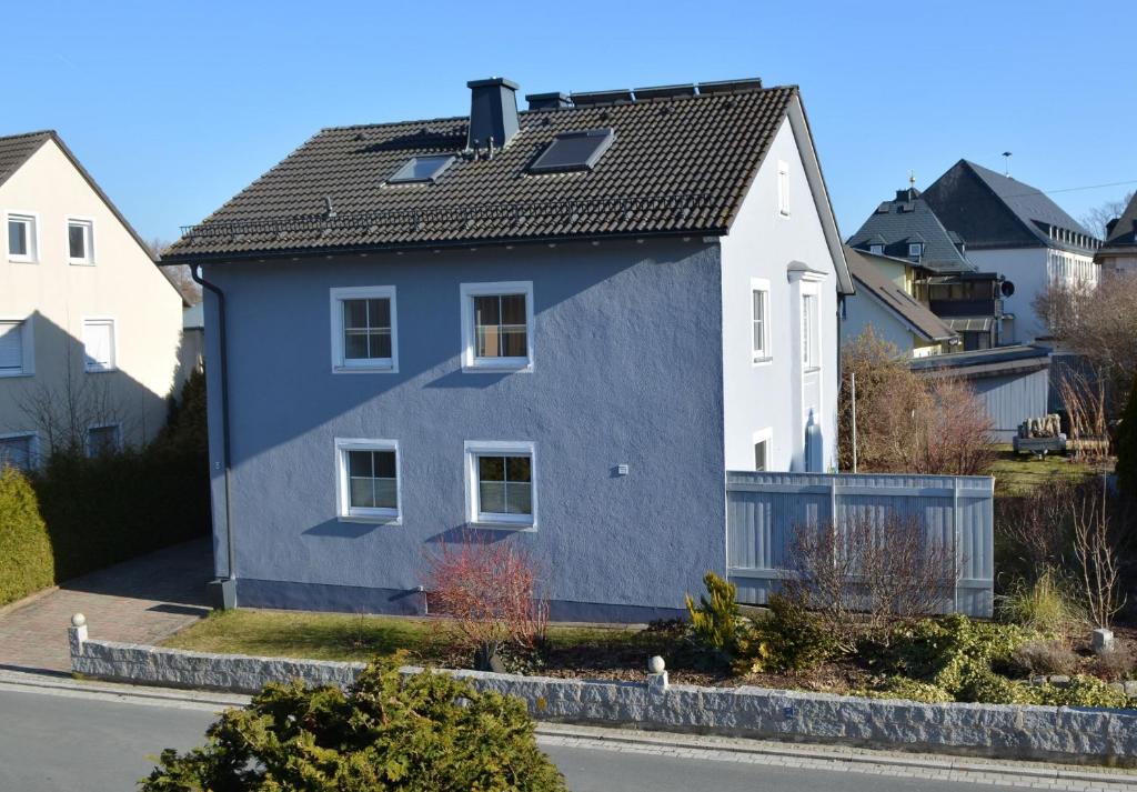 OberkotzauFewo Bauer的街道边的蓝色房子