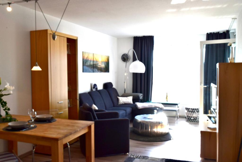库克斯港Watt`n Blick的客厅配有蓝色的沙发和桌子
