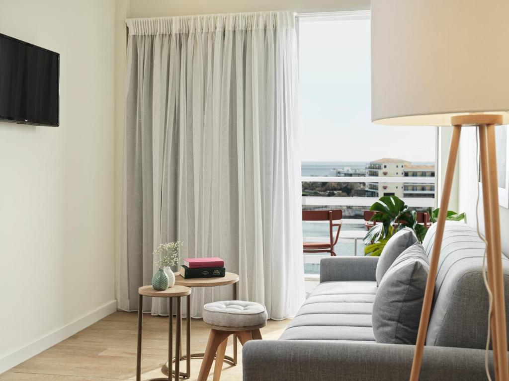 NLH Mati Seafront - Neighborhood Lifestyle Hotels的休息区