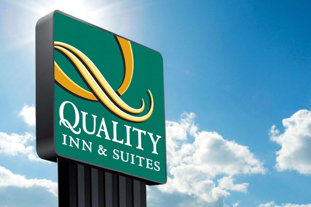 阿德莫尔Quality Inn & Suites的优质旅馆和套房的标志