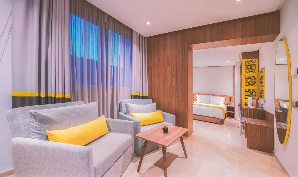 卡萨布兰卡欧姆宫Spa酒店的酒店客房设有一张沙发和一张床