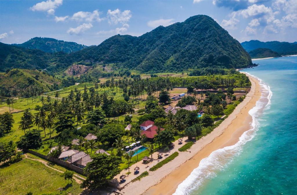 塞隆贝拉纳克Segara Lombok Beach Resort的海滩海岸线的空中景观