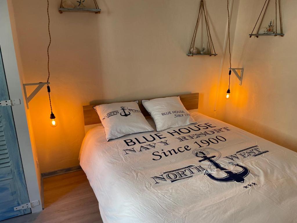 伊泽尔河畔的罗曼Ocean ROOM的一间卧室配有一张带两个枕头的床