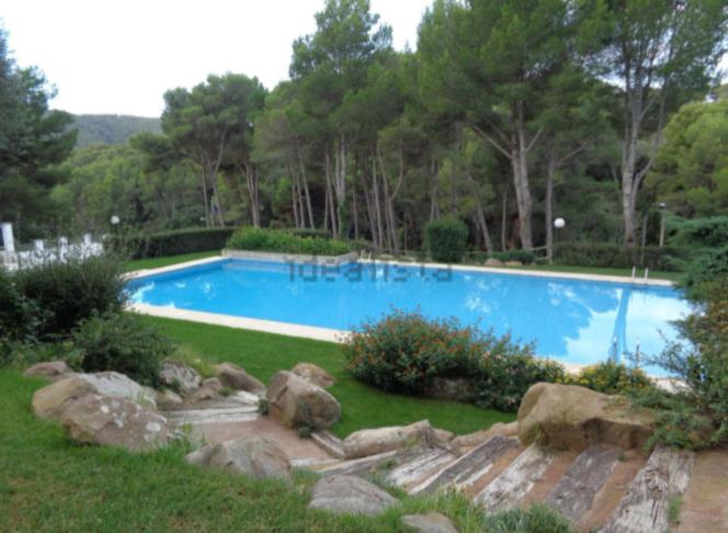 塔马留Precioso apartamento con piscina en Tamariu的院子里的大型蓝色游泳池