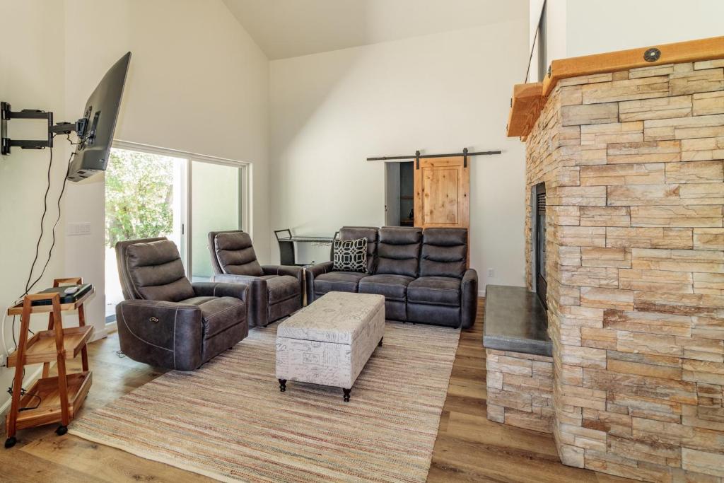 奥克赫斯特Yosemite Sandy River Retreat的带沙发和砖砌壁炉的客厅
