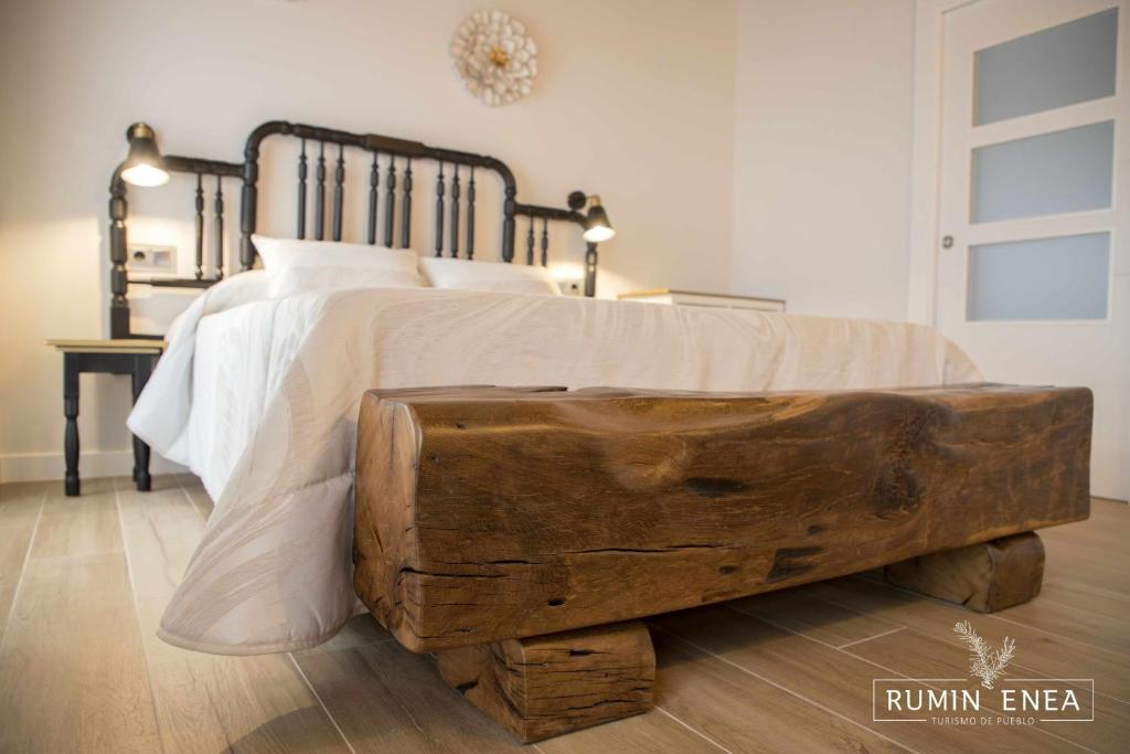 VillaverdeRUMIN ENEA Turismo de pueblo的一间卧室配有一张由木制槽制成的床