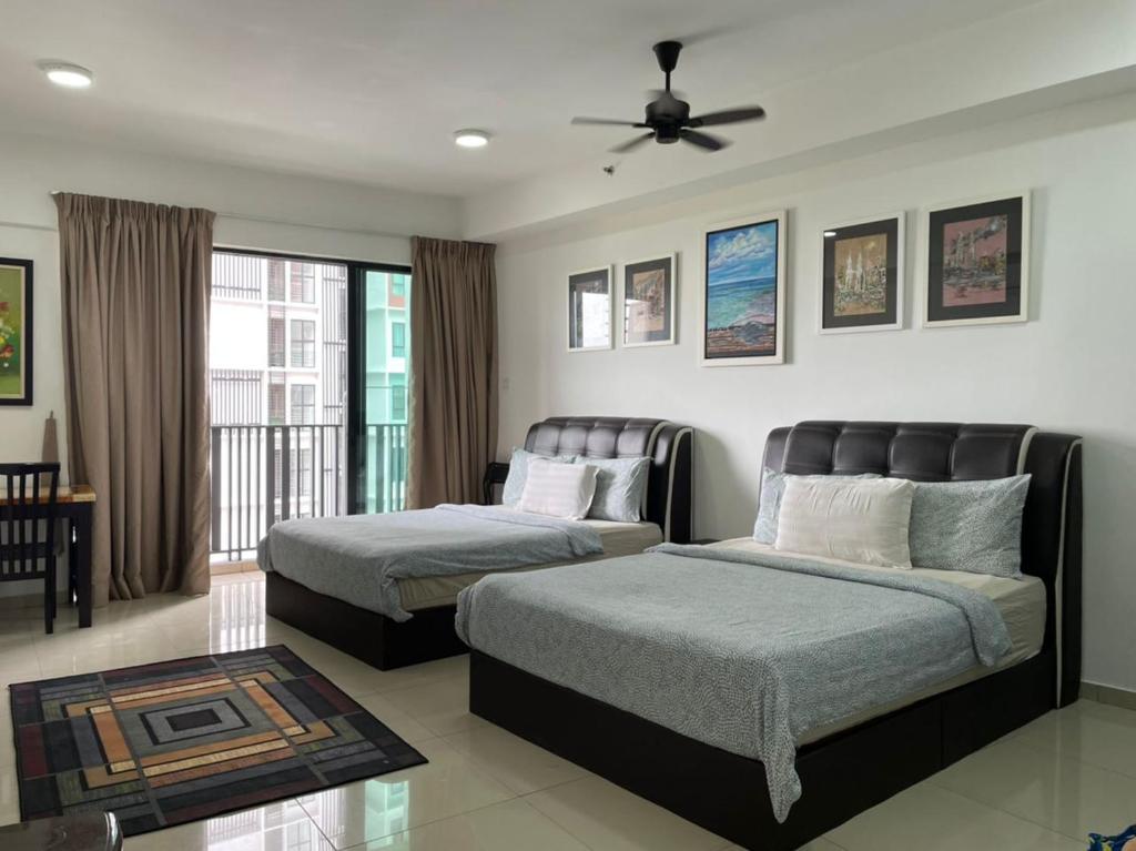 莎阿南吾之城瓦迪伊曼公寓的一间卧室配有两张床和吊扇