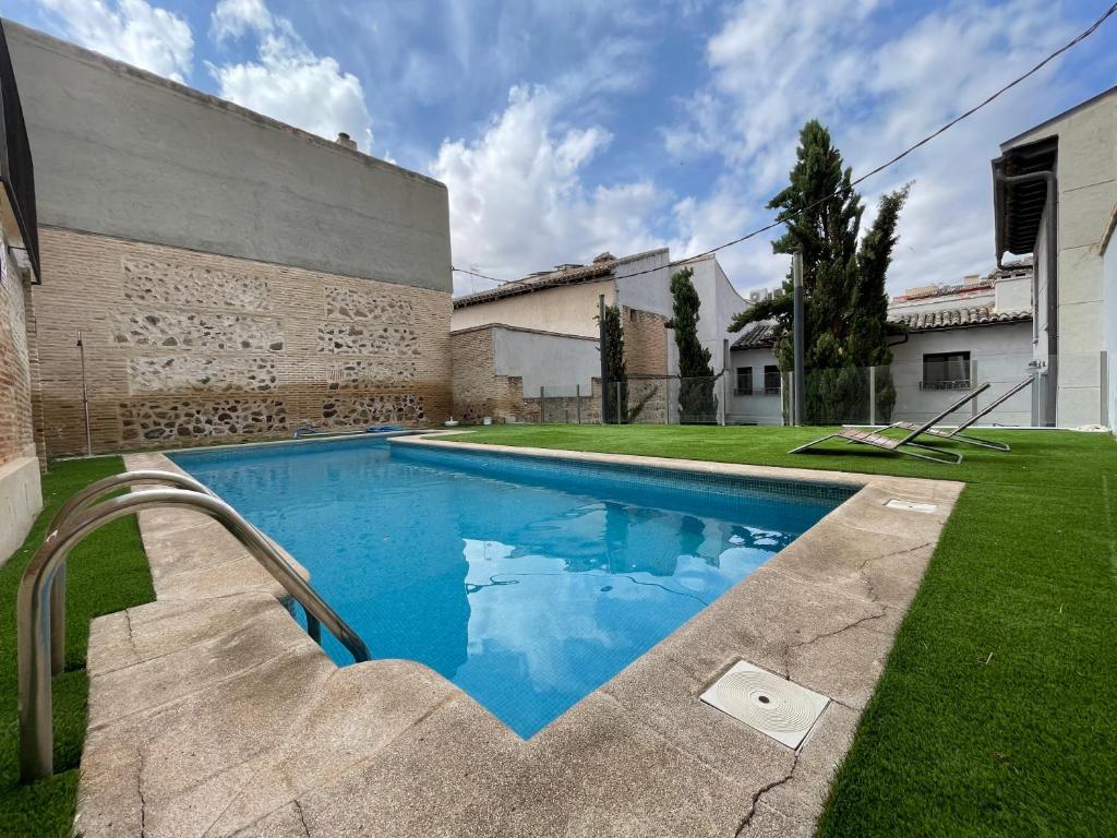 托莱多Palacio Santa Ursula的一座房子的院子内的游泳池