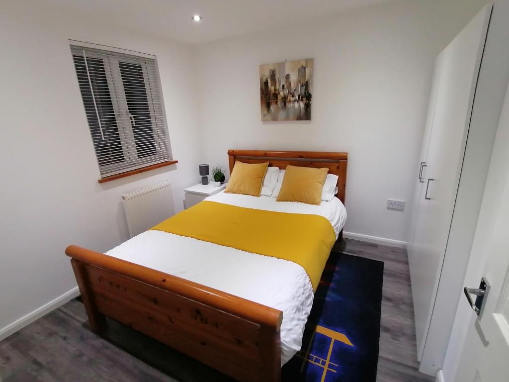 考文垂Charming 1-Bed Apartment in Coventry的一间卧室配有一张黄色毯子床