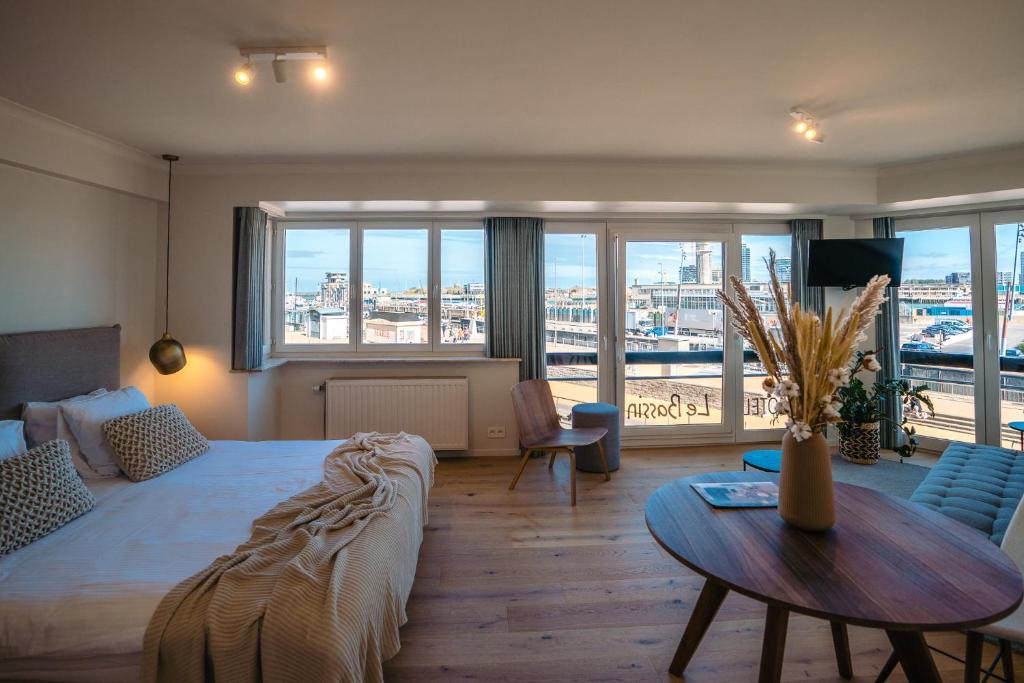 奥斯坦德Hotel du Bassin的一间卧室配有一张床和一张桌子,享有美景
