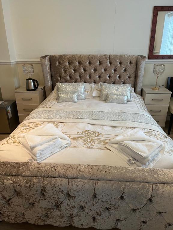 纽基茉莉花阁酒店的一间卧室配有一张大床和软垫床头板