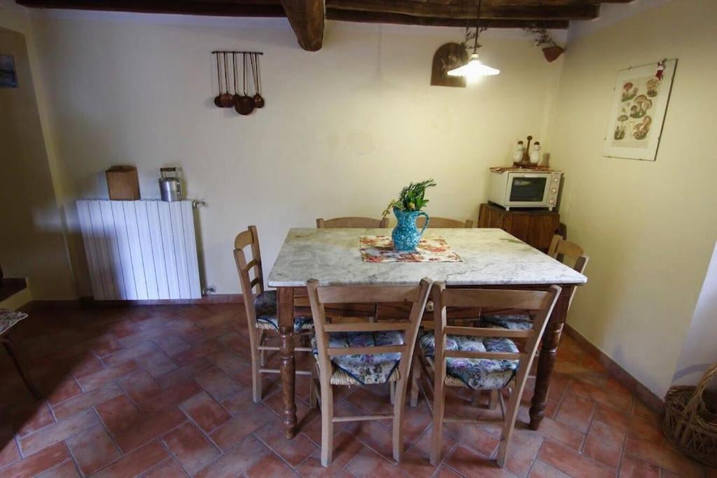 卡尔达纳I Poderi - Lovely Country House in Maremma的厨房配有桌椅和桌子。
