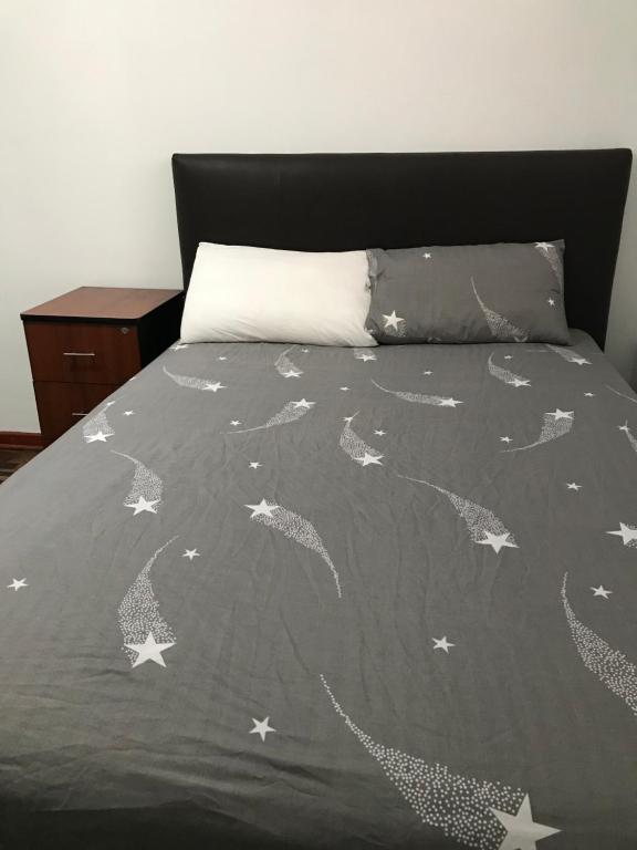 利马Dormitorio Independiente的一张灰色的床上,上面有星星
