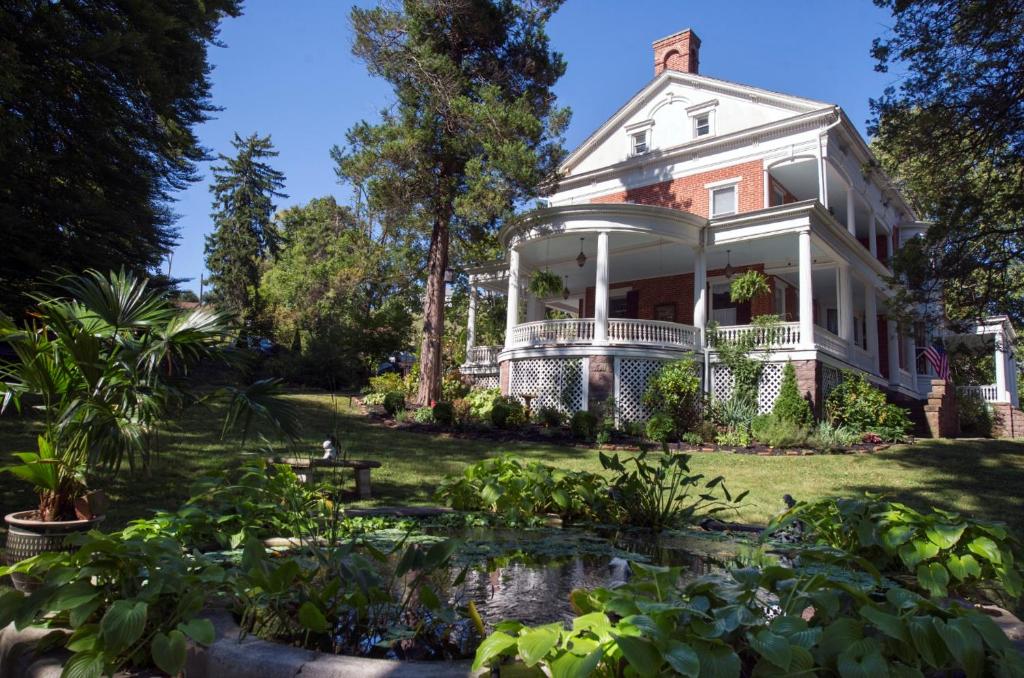 约克The Emig Mansion的院子里有池塘的房子