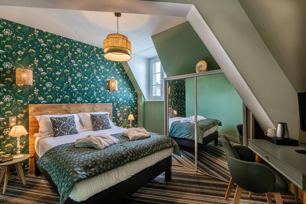 萨莱Le Bailliage Hôtel & Spa的一间卧室设有两张床,拥有绿色的墙壁