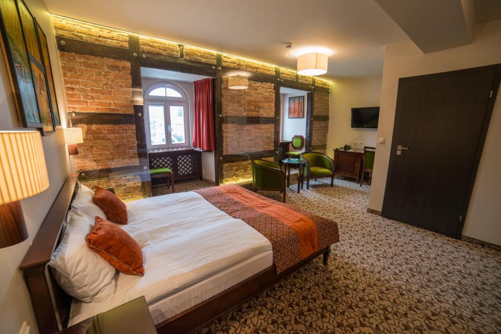 奥普尔斯达卡酒店的酒店客房设有床和客厅。