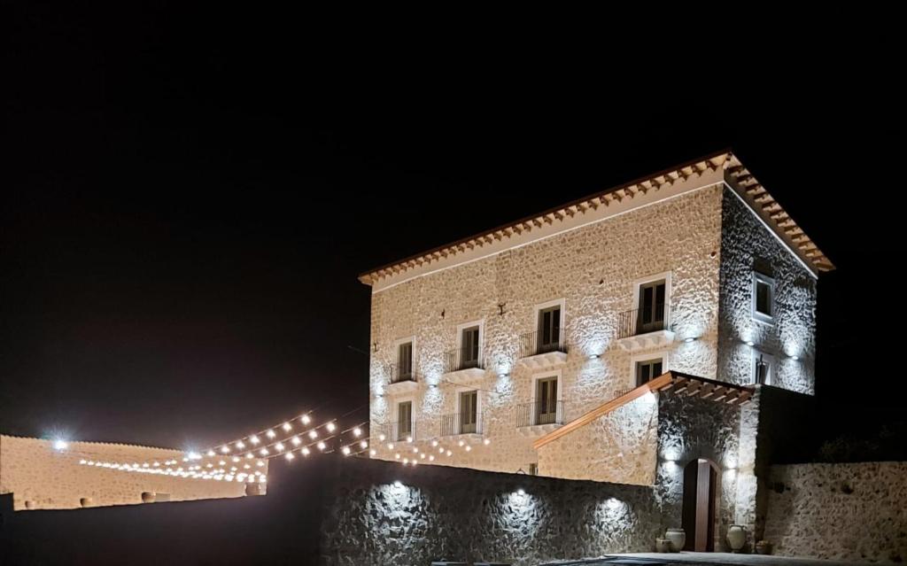 阿格里真托Masseria Torre Saracena的一座晚上有圣诞灯的建筑