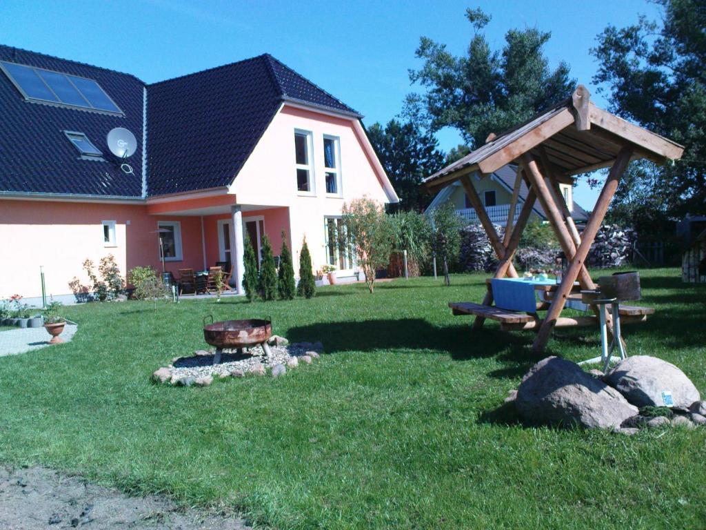 格拉尔-米里茨Haus Mareén的后院设有野餐桌和游乐场