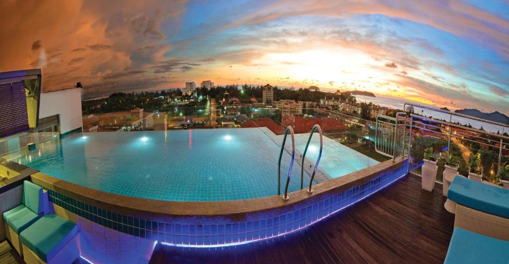 哥打京那巴鲁查亚旅馆的大楼顶部的大型游泳池