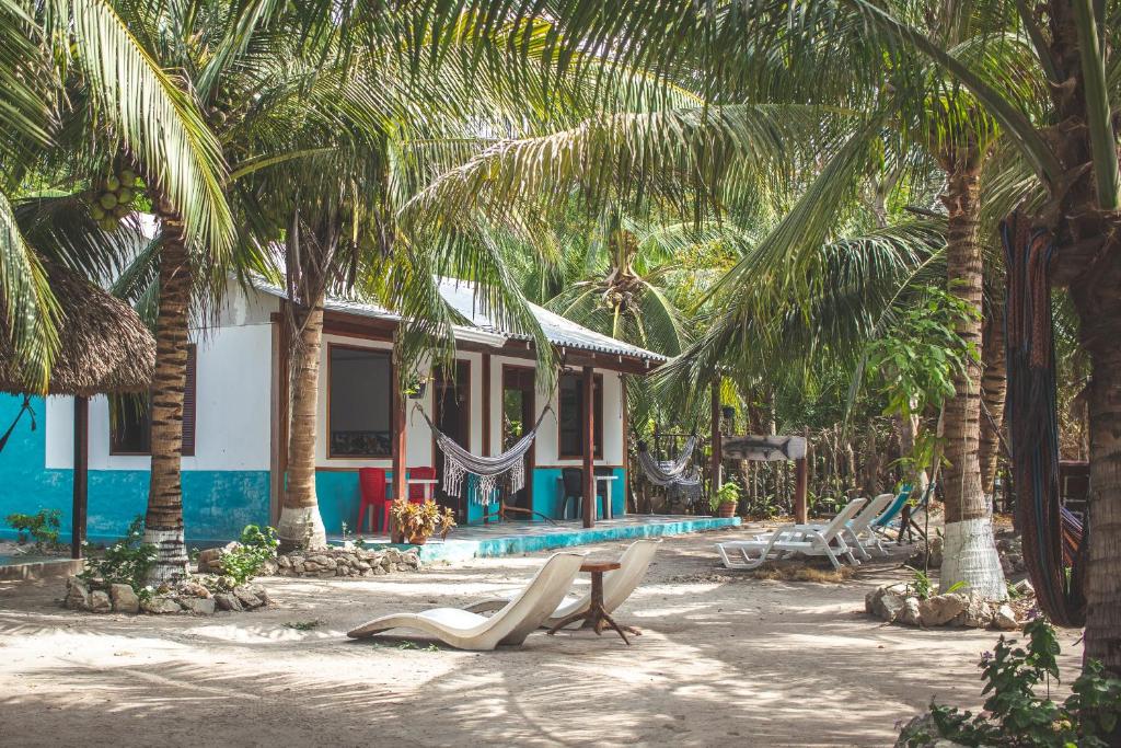 格兰德岛Isla Grande Eco-Hostal的一个带游泳池和棕榈树的度假村