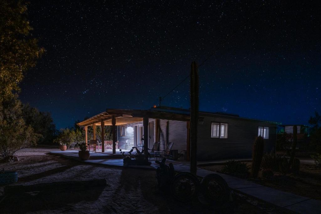 二十九棕榈村Flying Point Homestead的夜晚星空下的一个小小屋