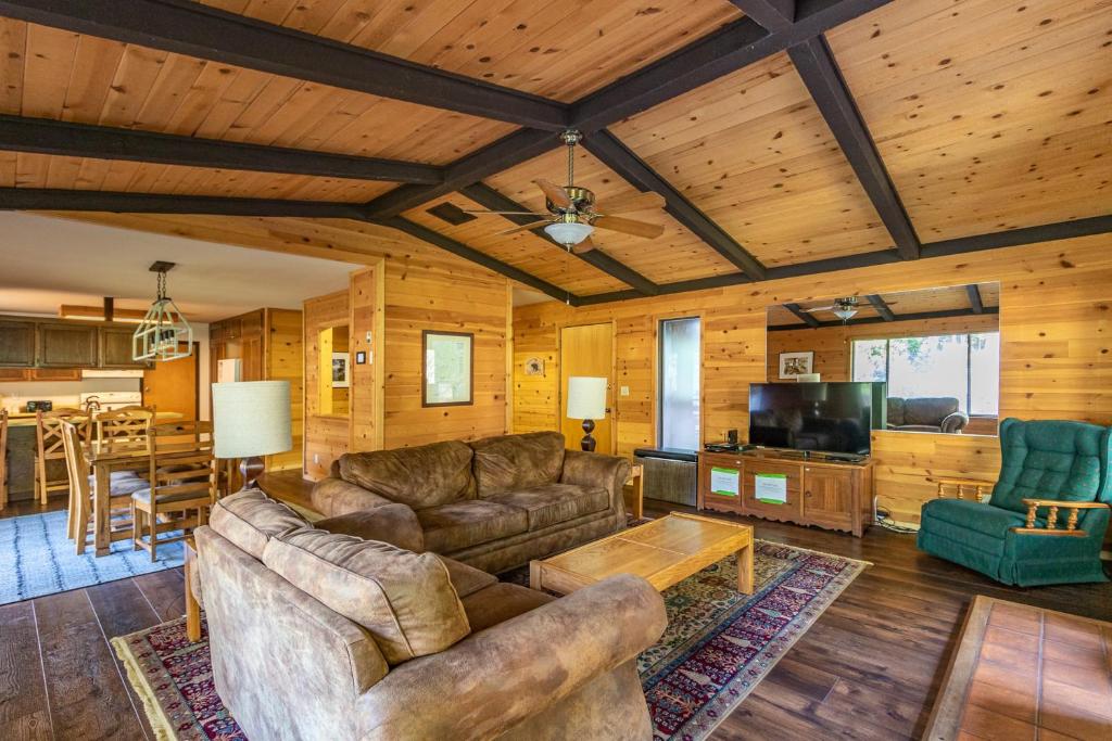 费希坎普Yosemite Big Rock Cabin的一间带真皮沙发的客厅和一间用餐室
