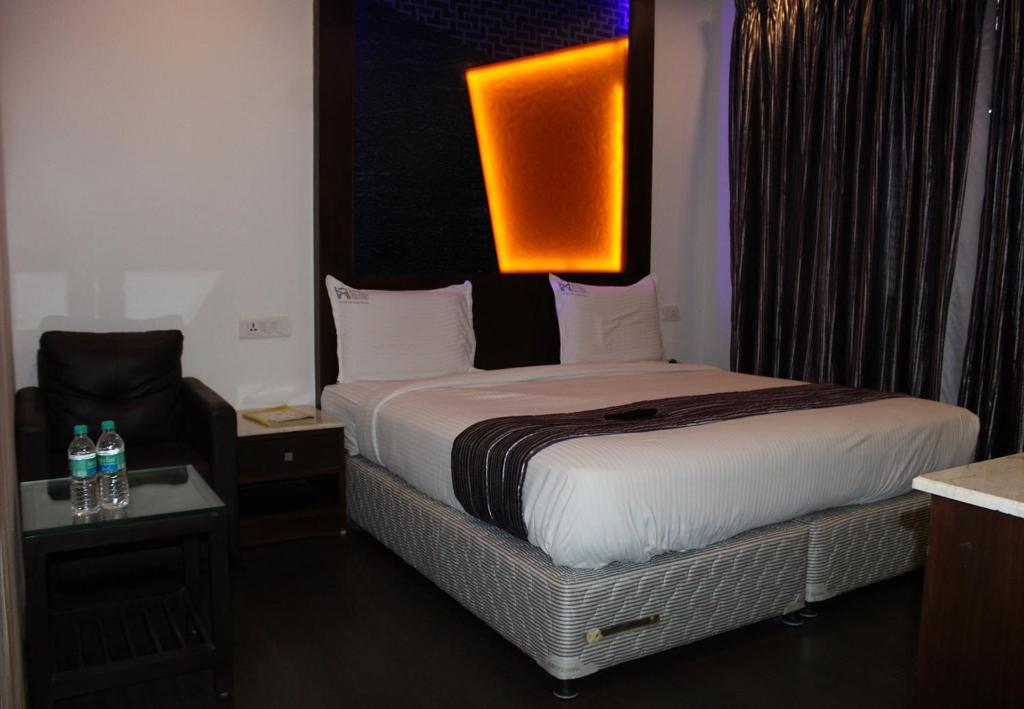 Hotel M Grand客房内的一张或多张床位