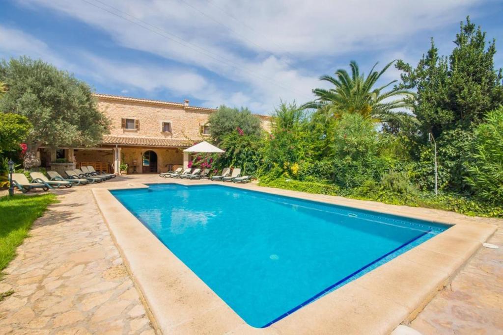布格Ideal Property Mallorca - Can Nyany Buger的一座房子后院的游泳池
